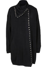 Dolga pletena jopa z detajli iz kovic