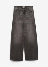 Kavbojke s širokimi hlačnicami in srednje visokim pasom