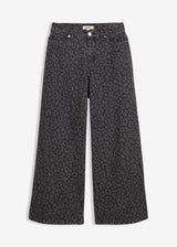 Kavbojke s širokimi hlačnicami in srednje visokim pasom