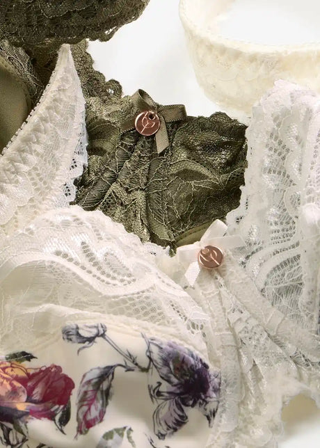26082535